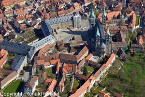 Hohe Dom zu Bamberg aus der Luft im Frühling